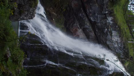 Toma-Vertical-De-Una-Maravillosa-Gran-Cascada-En-Austria-Gollinger,-Refrescante.