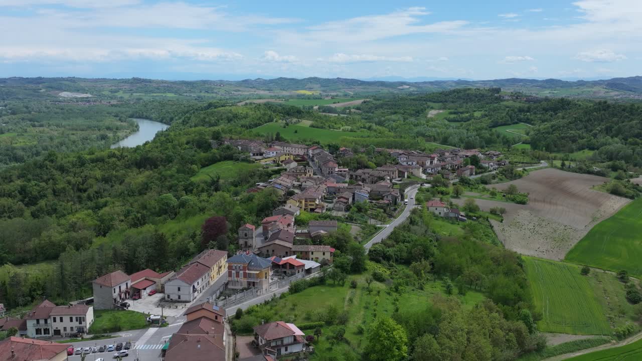 Splendida vista panoramica della città medievale di Camino e della campagna circostante per cui l'Italia è famosa.