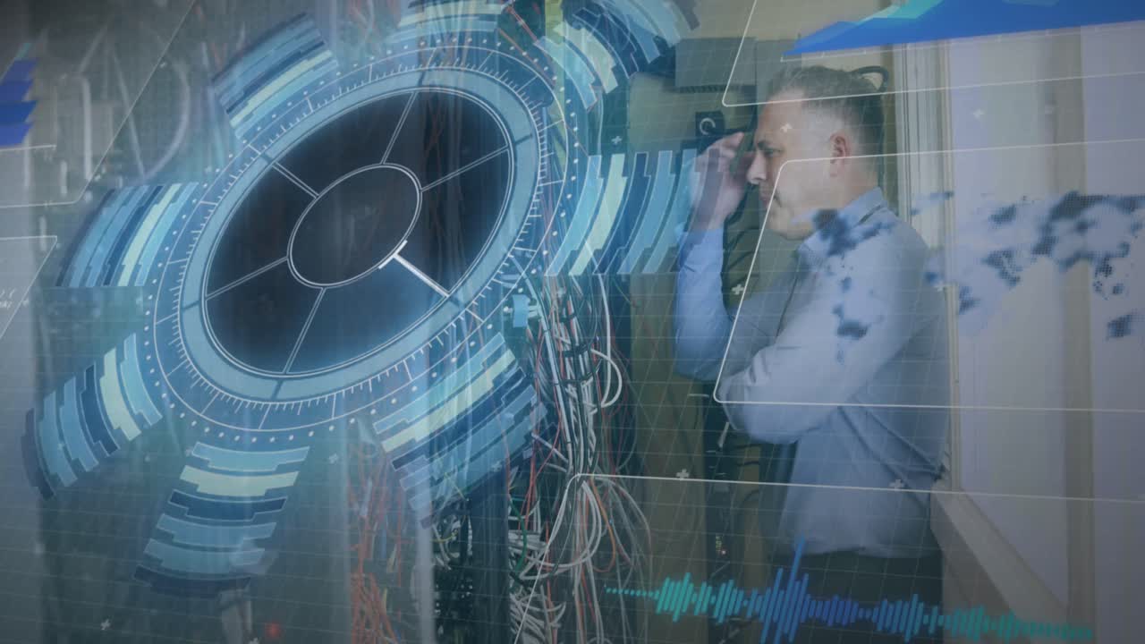 서버  ⁇ 에서 일하는 백인 남성 엔지니어에 대한 데이터 처리 인터페이스의 애니메이션