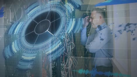 animación de la interfaz con el procesamiento de datos sobre un ingeniero caucásico que trabaja en la sala de servidores