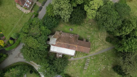 Ein-Rollfoto-Der-Allerheiligenkirche-In-West-Stourmouth-Aus-Der-Vogelperspektive