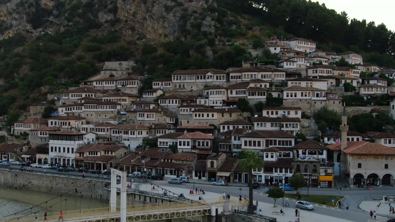 berat, ciudad de albania: vista aérea en órbita de las famosas casas y el puente de gorica durante la puesta de sol