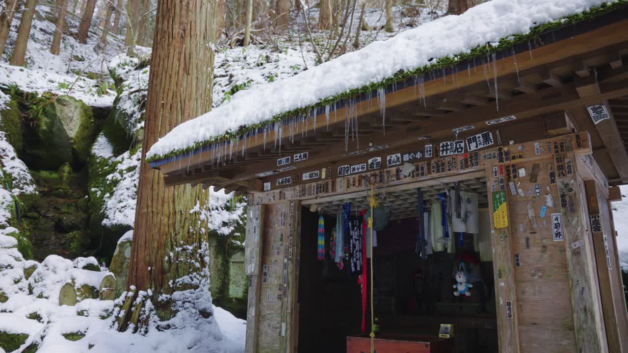 santuario helado en las montañas de la prefectura de yamagata, japón 4k