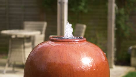 fontaine d'eau dans le jardin au printemps