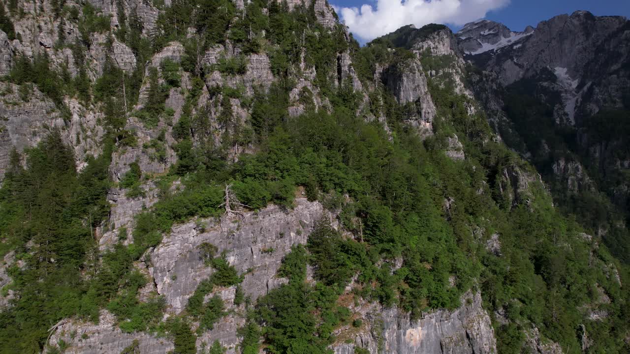 montañas salvajes en los alpes albaneses, pendientes rocosas y pinos en lo alto de los acantilados