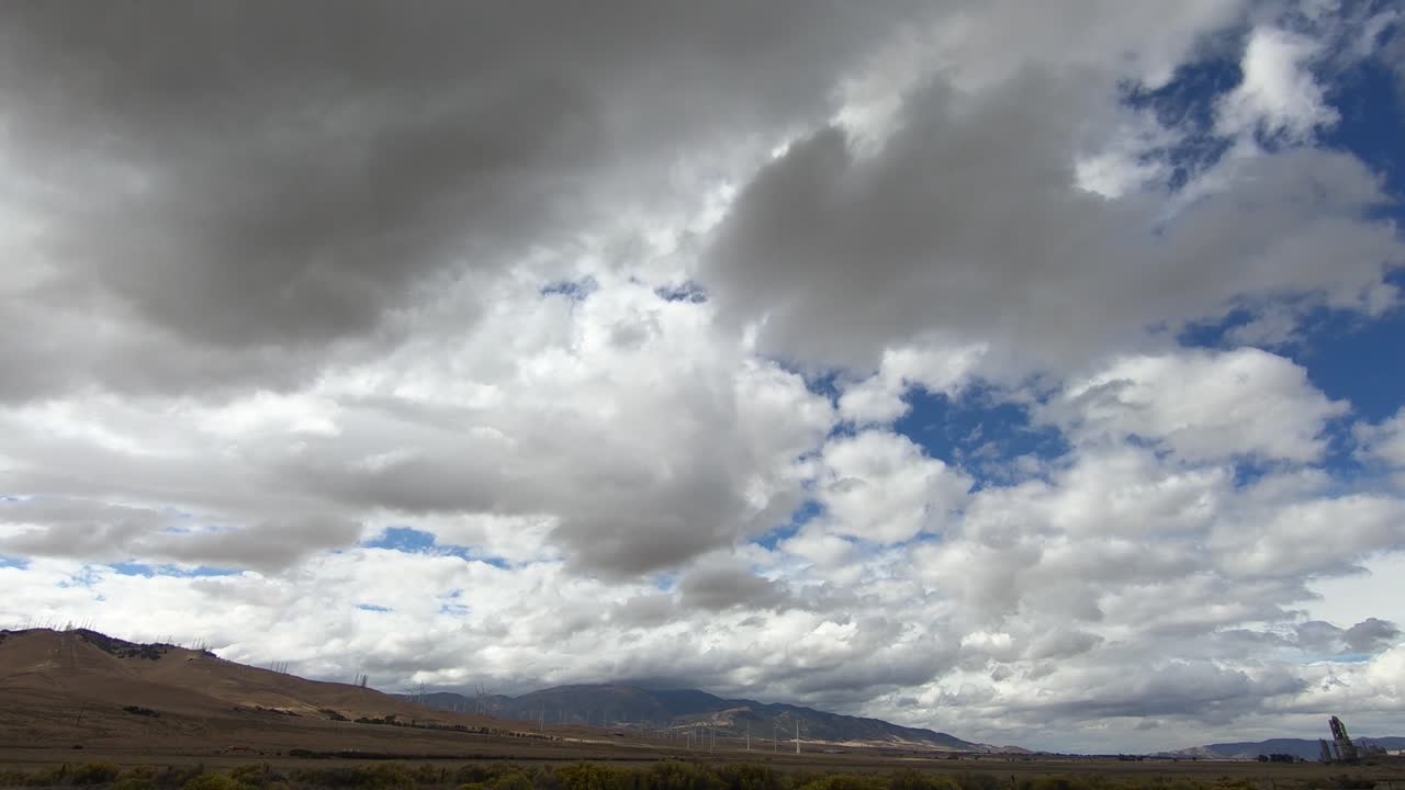 nubes de tormenta en las montañas