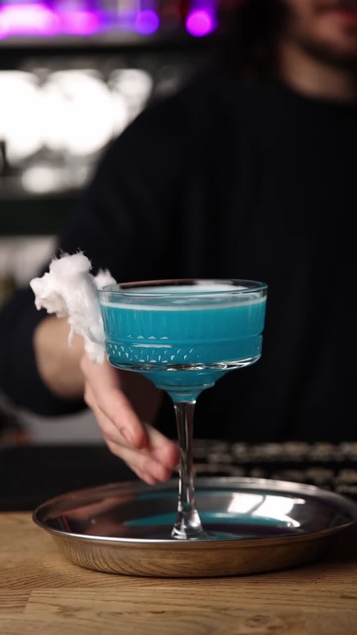 Cocktail blu con zucchero filato