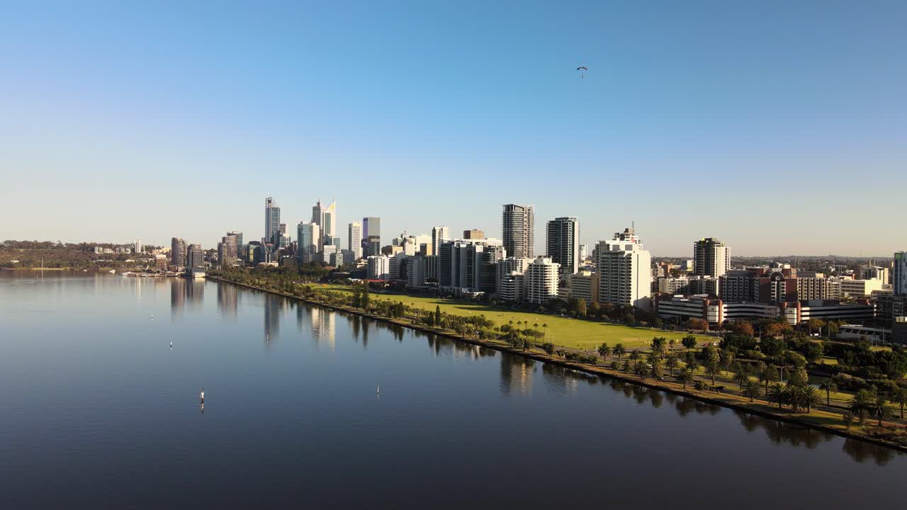 paracaidismo sobre el horizonte de la ciudad de perth