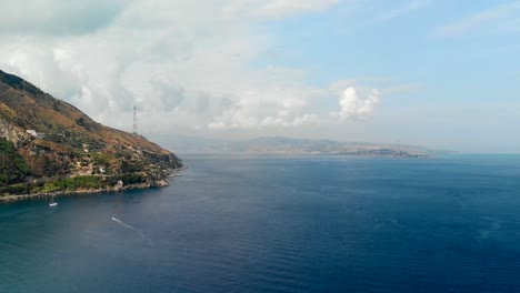 dolly aéreo en: drone volando sobre el mar tirreno, con una vista increíble de la costa de sicilia desde calabria, italia
