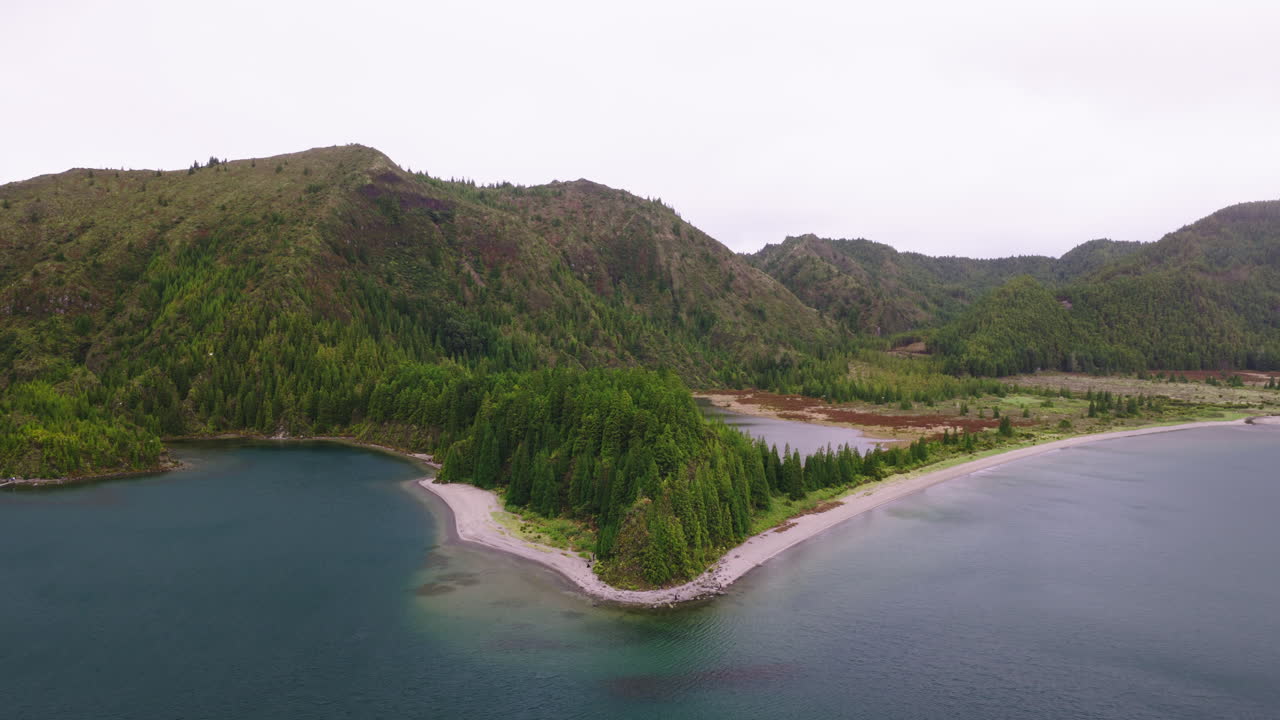 Vista Aérea de um Lago Sereno e Península Arborizada