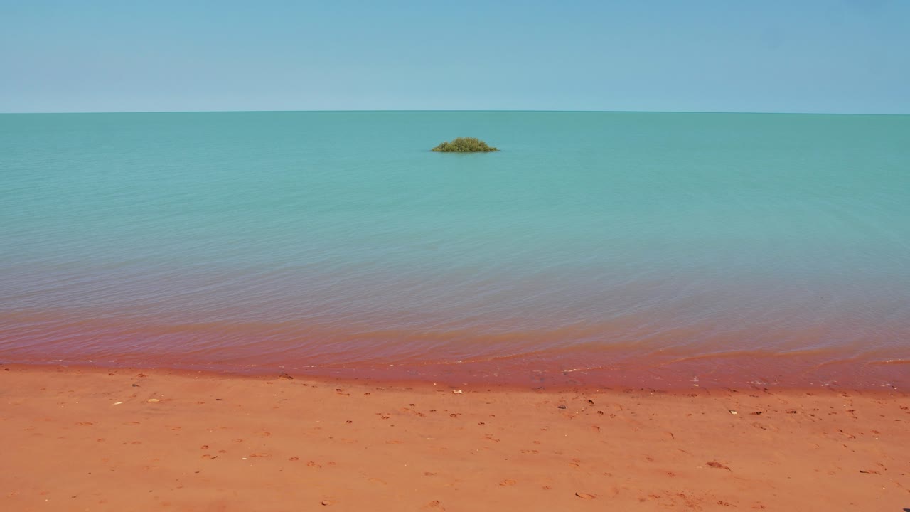 오스트레일리아 브 ⁇  에 있는  ⁇ 은 모래 해변 과 대조적 인 투르코이즈 파란 물