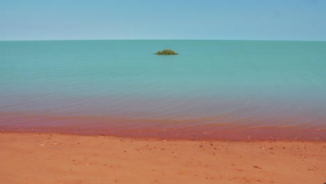 playa de arena roja con agua azul turquesa en contraste en broome, australia