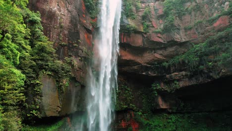 cataratas belmore, australia, drone asciende desde el fondo de la cascada