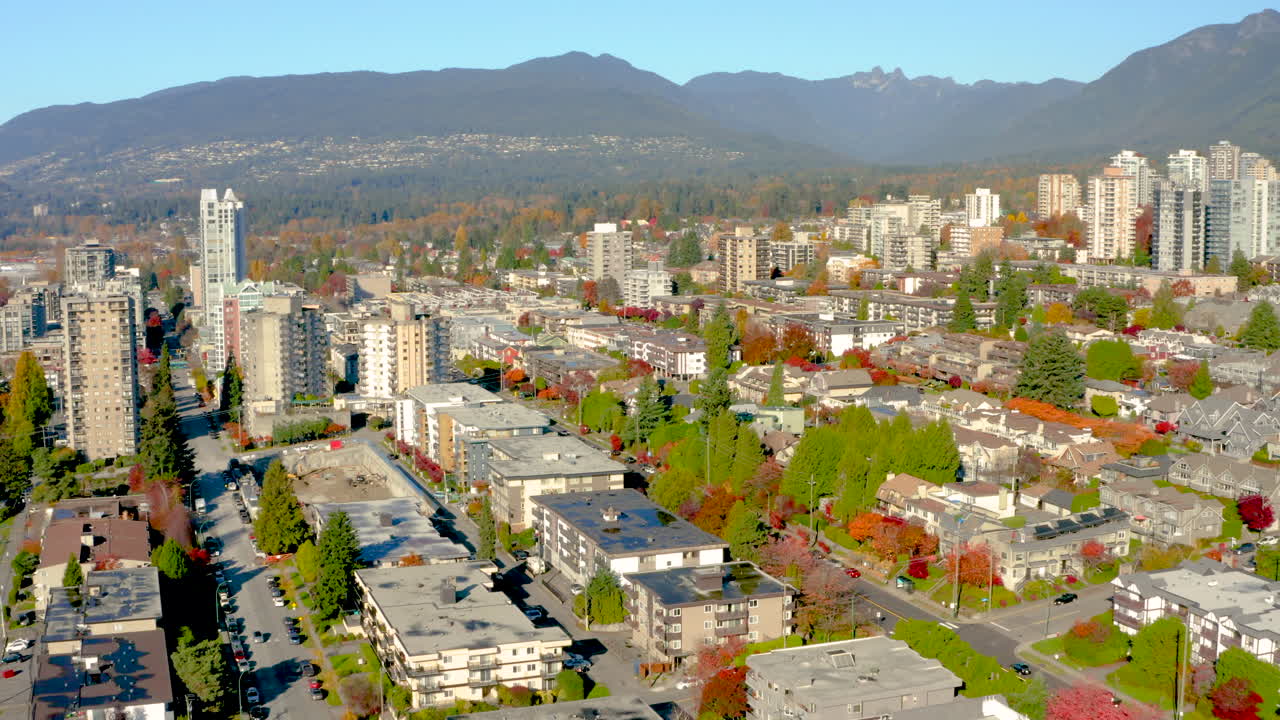 vista aérea de drones sobre el pintoresco norte de vancouver, columbia británica