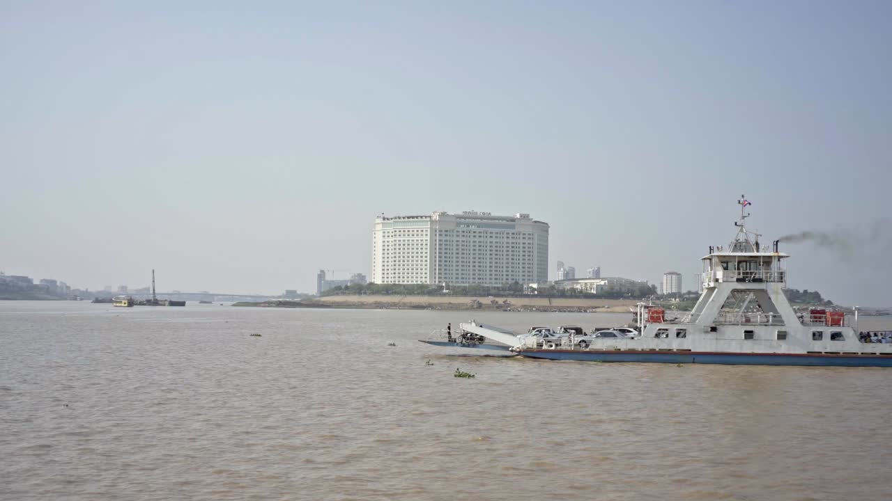 chrouy changva 앞을 지나가는 페리 보트