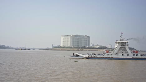 Ferry-boat-passing-in-front-of-Chrouy-Changva