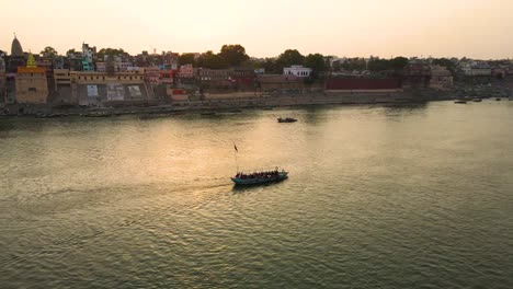 fotografía aérea de banaras, centrada en el río ganga y la vibrante vida a lo largo de sus orillas.