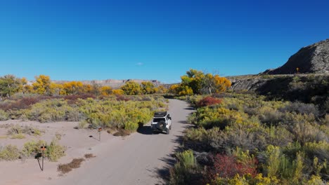 Offroading-En-Un-Paisaje-Desértico-Cerca-De-Colinas-De-Bentonita-En-Utah,-EE.UU.