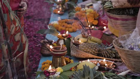 sagradas ofrendas religiosas con lámpara de aceite y frutas para el dios sol hindú en el festival de chhath