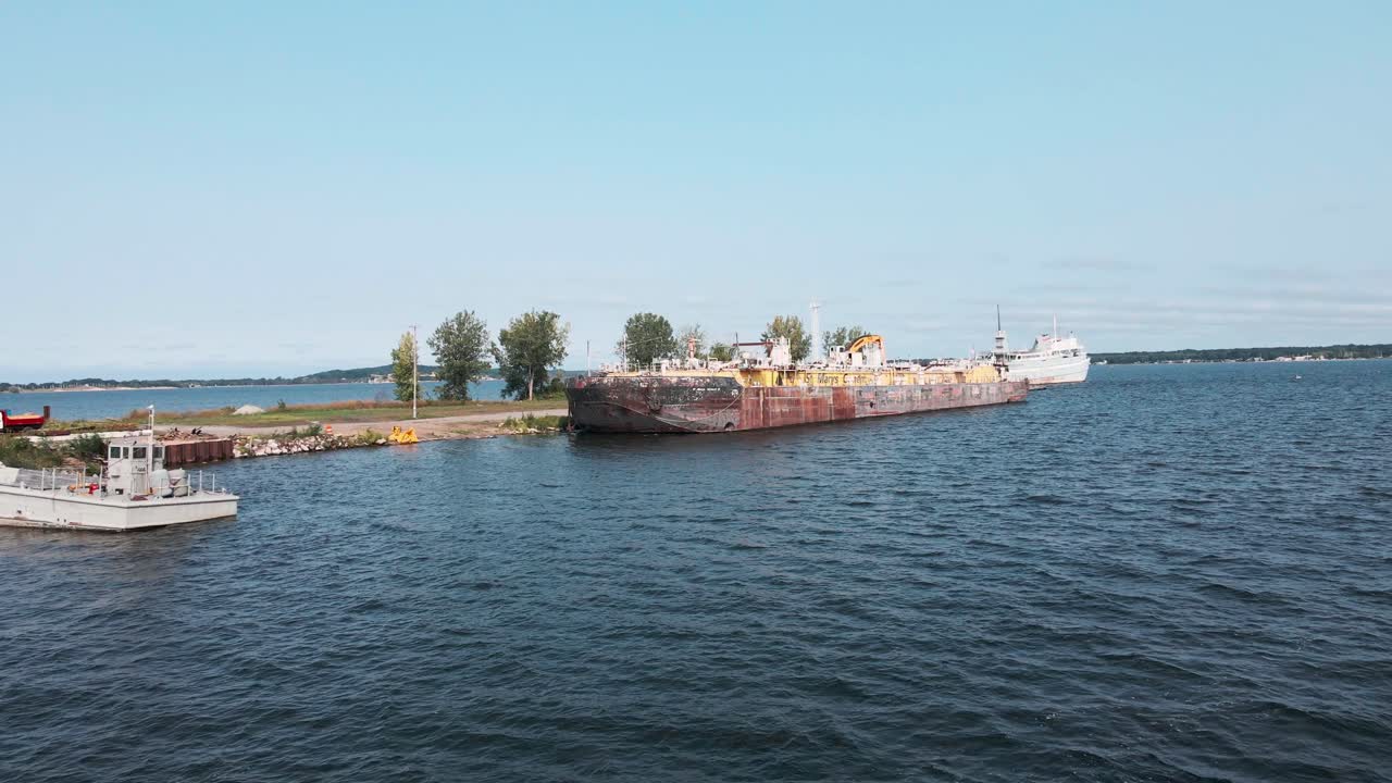 ángulo de elevación y empujar a un recipiente pequeño