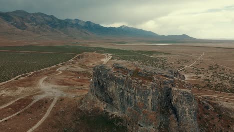 Descenso-Aéreo-De-Una-Formación-De-Colinas-Y-Cadenas-Montañosas