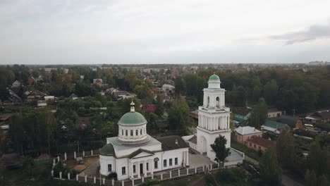 entre las casas suburbanas hay una gran iglesia cristiana con cúpulas verdes. disparos desde el aire