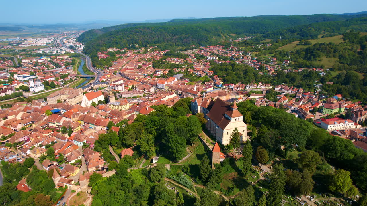 Luftaufnahme des historischen Zentrums von Sighisoara, Rumänien. Alte Gebäude, Bergkirche, umgeben von Grün.