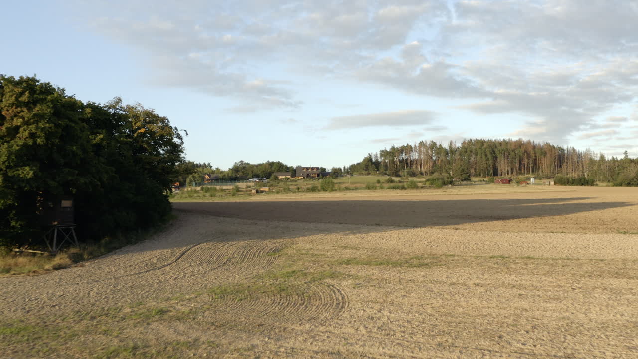 체코 공화국의 일출 시 농업 농지의 공중 비행, 아름다운 시골 풍경