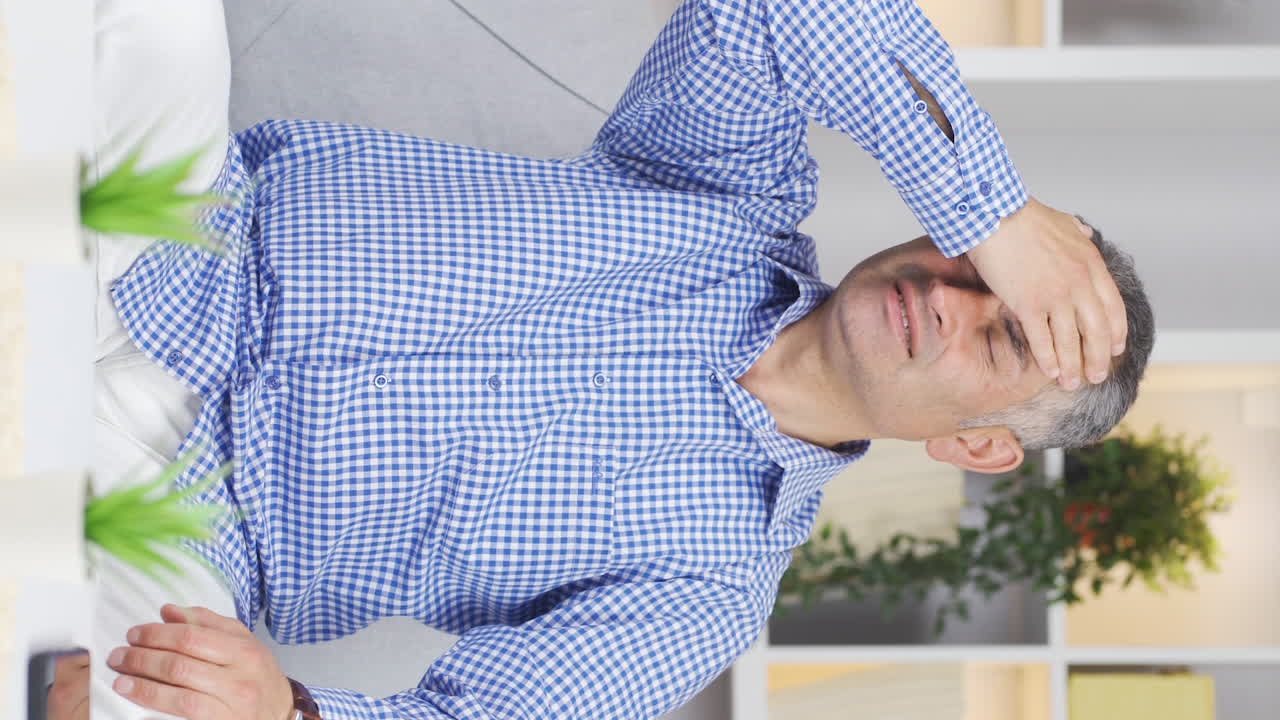 잊어버리는 문제를 가진 남자의 수직 비디오입니다.