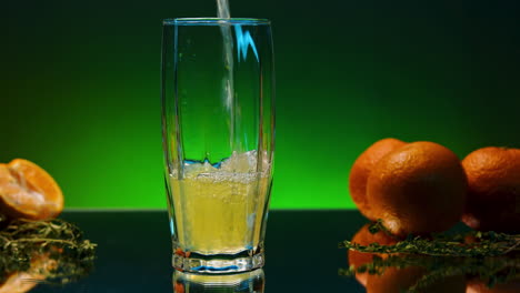 vertiendo jugo de naranja en un vaso