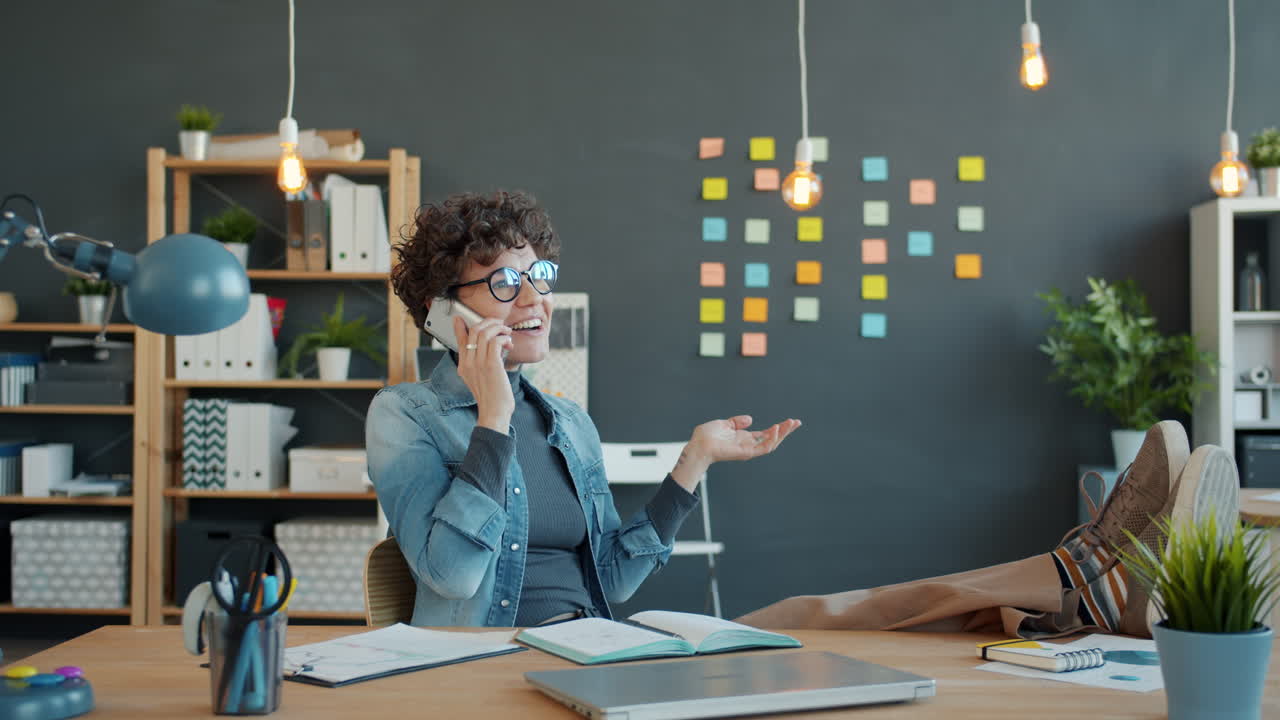 mujer hablando por teléfono en una oficina moderna