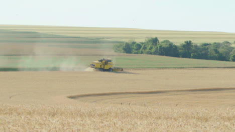plano general de un tractor sembrador cosechando soja en el país-1