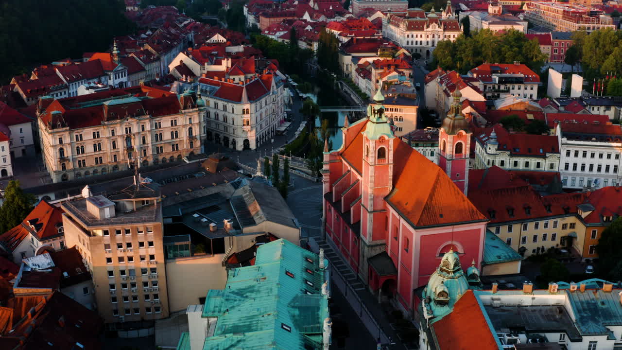 vista de pájaro de la iglesia franciscana de color rosa en la plaza preseren en ljubljana, eslovenia