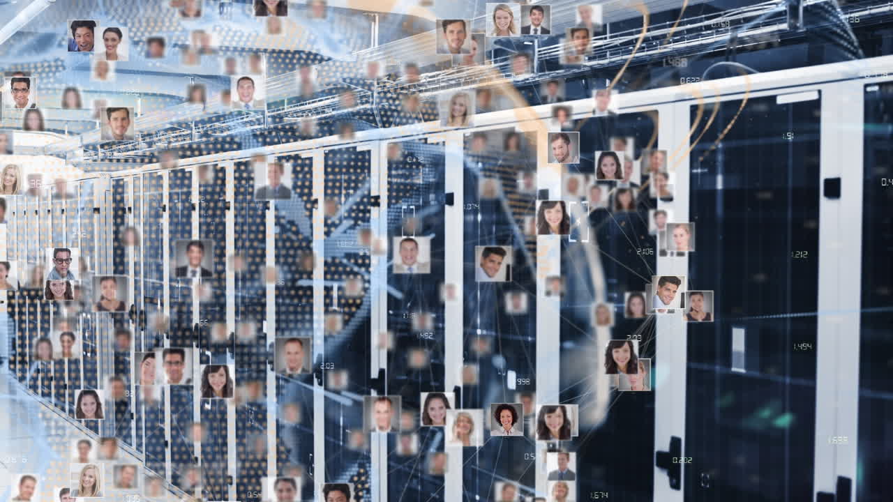 서버에 회전하는 사용자 사진으로 만들어진 지구의 애니메이션