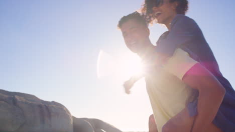 una pareja feliz en la playa.