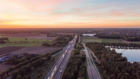 Hiperlapso-Aéreo-De-Automóviles-Que-Viajan-Por-Carretera-Al-Caer-La-Tarde