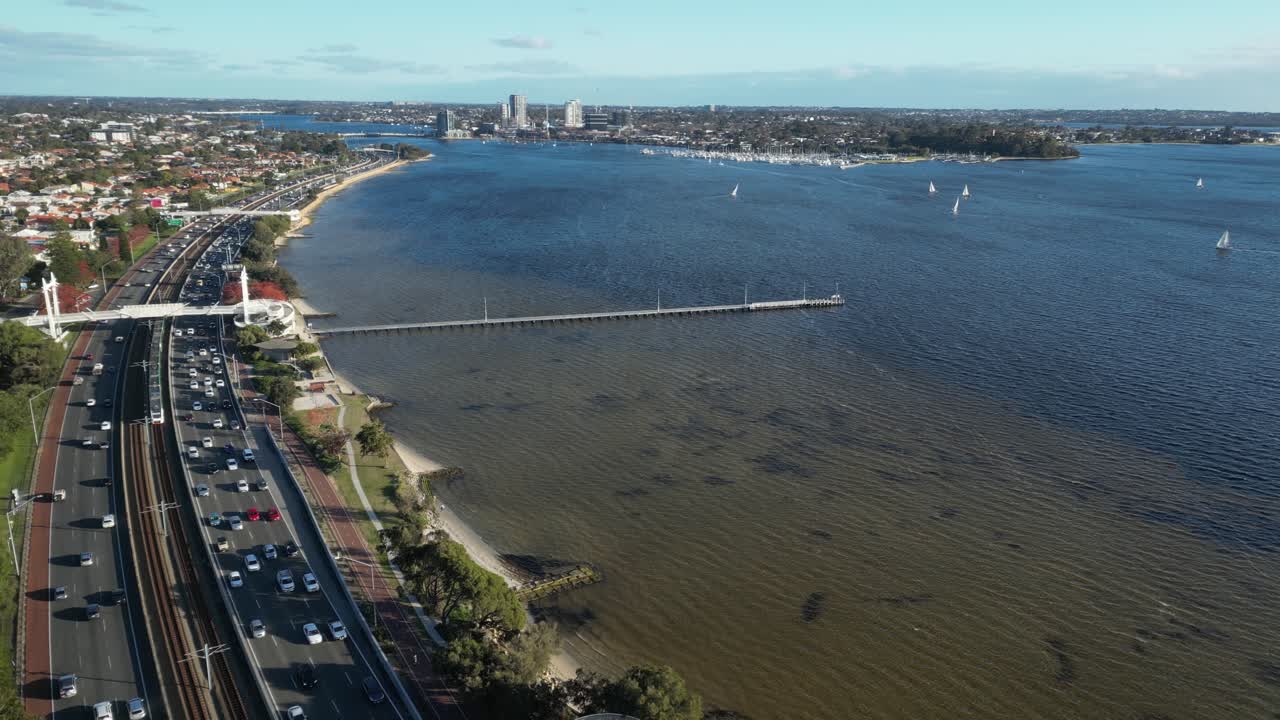 오스트레일리아 서부 퍼스 시 에 있는 스완 강 을 따라 있는 고속도로 를 따라 자동차 교통