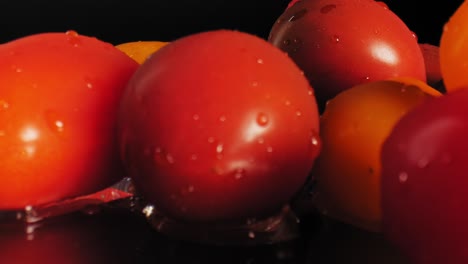 tomates cherry coloridos con hermosa iluminación, movimiento deslizante constante