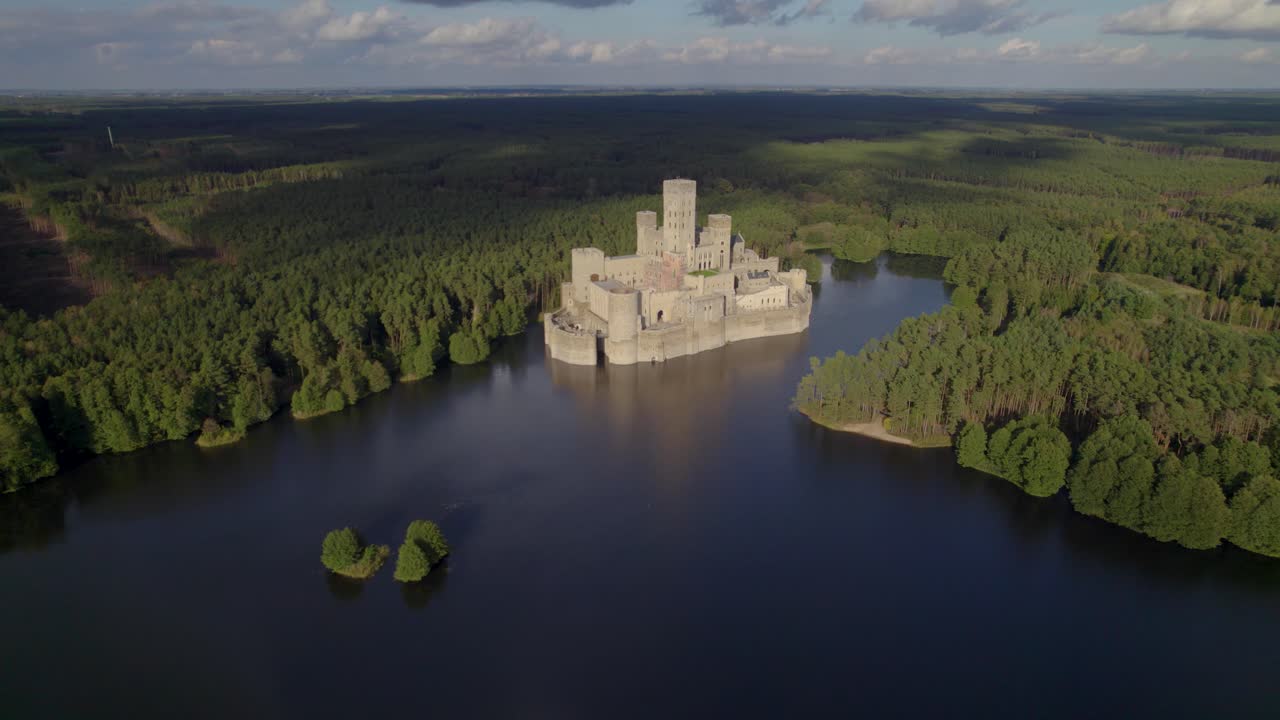 fotografía aérea del hermoso castillo de stobnica, polonia - una gran atracción turística construida en una isla artificial en un lago en medio de un bosque deshabitado