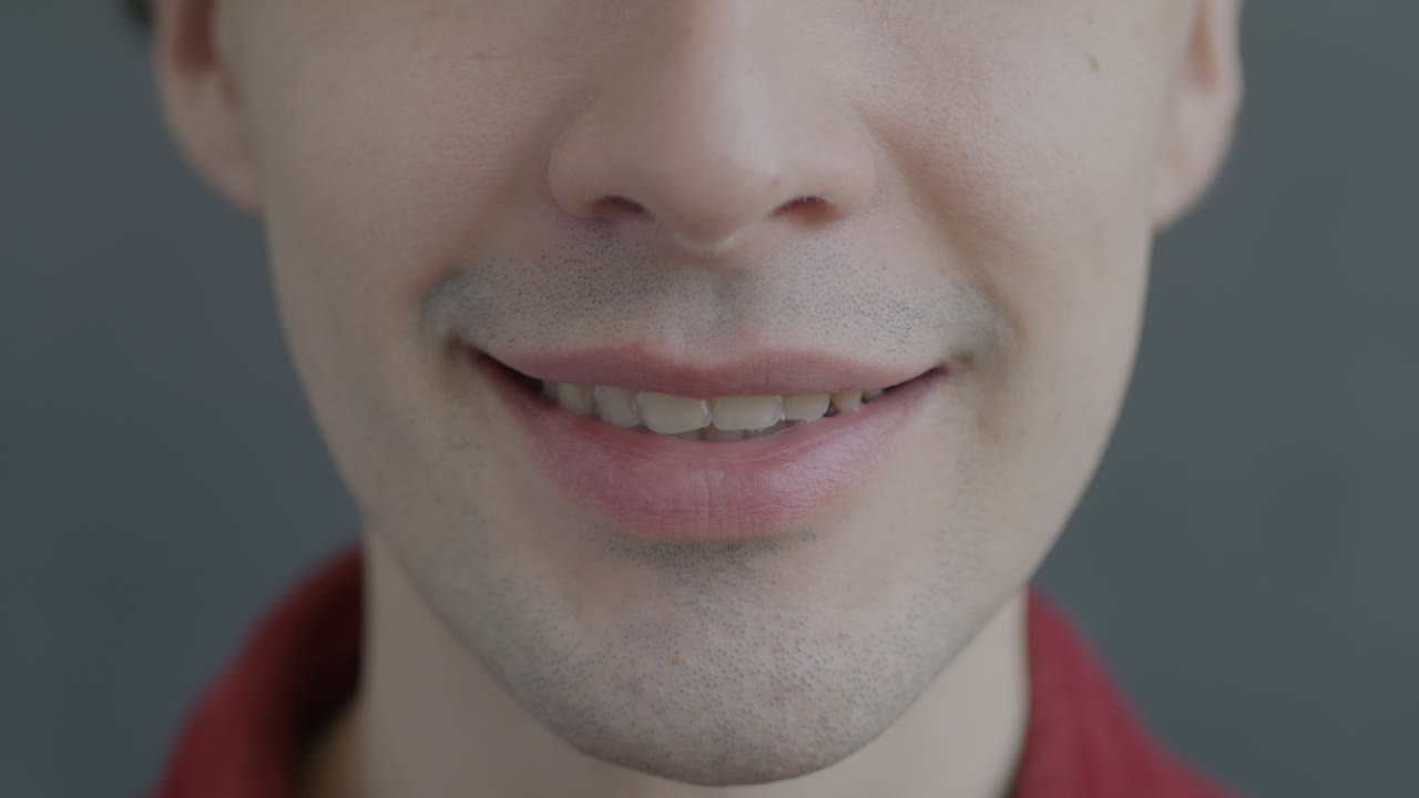 primer plano de un hombre sonriente