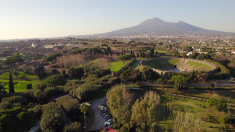 impresionante anfiteatro romano revelado con el monte vesubio detrás