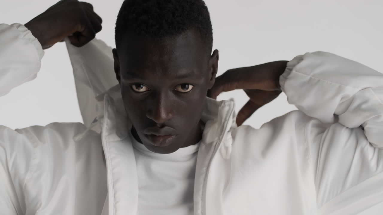 회색 바탕에 있는 매력적인 아프리카계 미국인 남자.