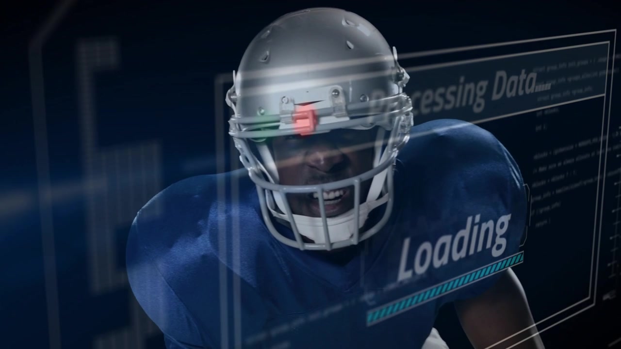Jugador de fútbol masculino levantando la cabeza en la pantalla HUD, gritando y tocando el casco para señalar tecnología deportiva