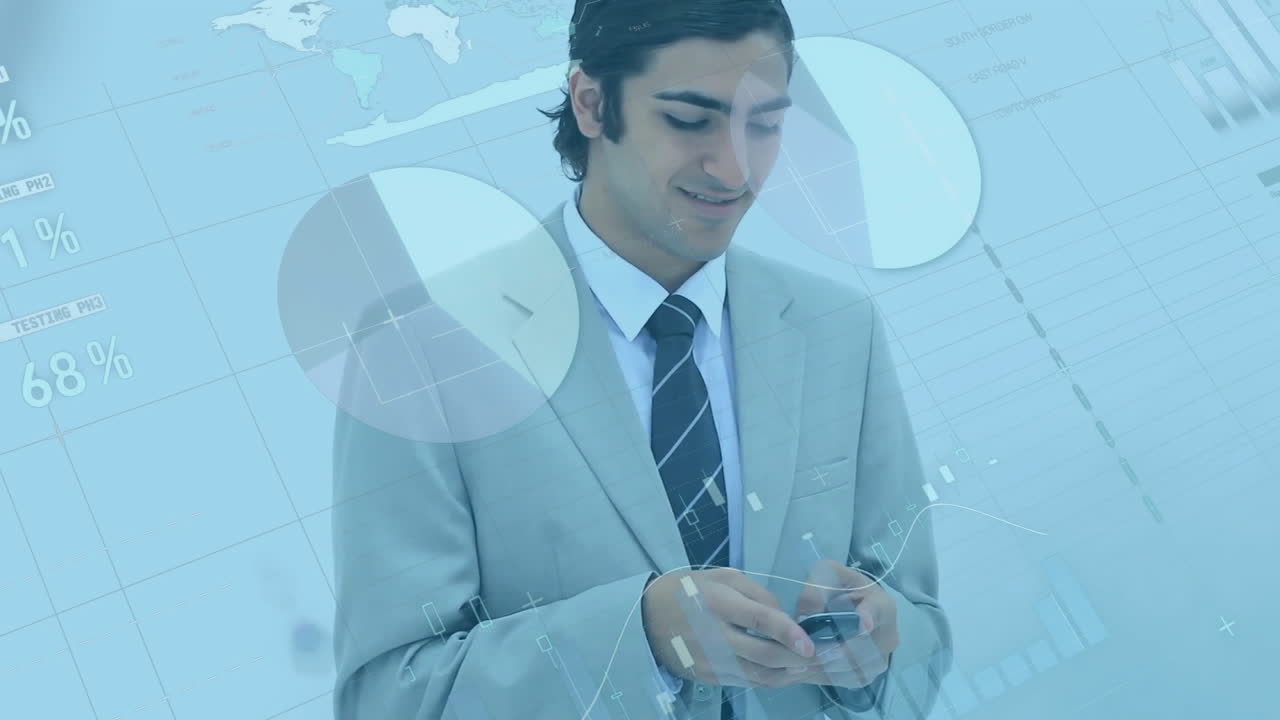 스마트 폰을 사용하는 두 인종의 사업가에 대한 금융 데이터 처리 애니메이션