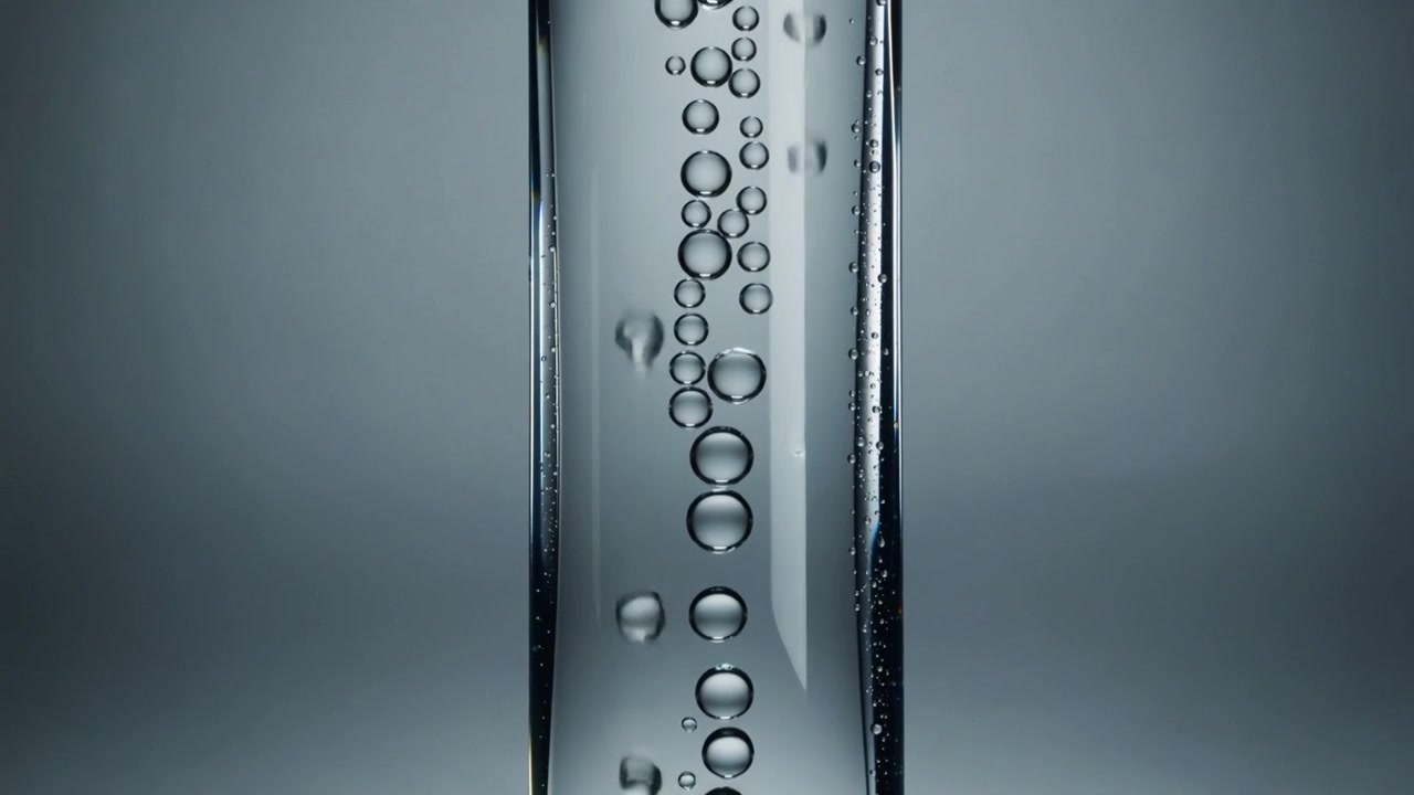 Colonna di bolle si forma in studio, con bolle che emergono dal basso e salgono per creare un flusso più denso sul vetro.