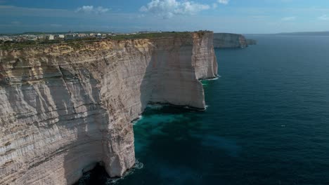 acantilado empinado en la isla de malta gozo