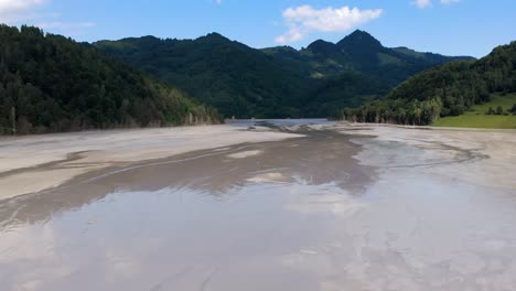 Aguja-De-La-Iglesia-Del-Pueblo-Hundido-De-Geamana-En-Medio-Del-Lago-Tóxico-En-El-Valle-De-Las-Montañas-Rumanas