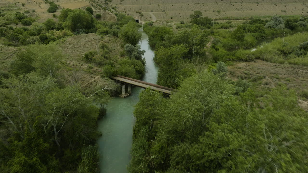 arroyo del río iori que sale de la presa del embalse dali mta, georgia