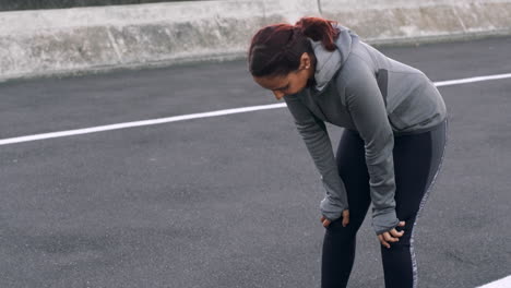 Mujer-Madura,-Descanso-Cansado-O-Fitness-En-La-Carretera-De-La-Ciudad