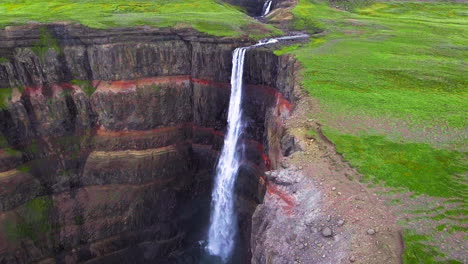 drohnen-aufnahmen des wasserfalls aldeyjarfoss in nordisland.